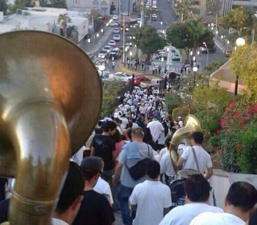 En Culiacán, Sinaloa, cientos de personas atendieron a la famosa iglesia “La Lomita” para pedir y marchar por el “héroe de Sinaloa”.