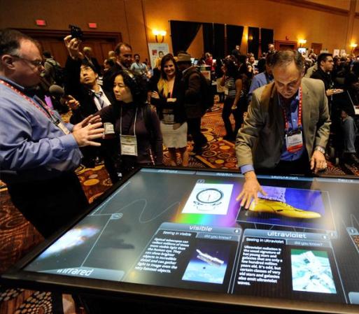 Diego Romeu, de 3M Touch Systems, utiliza una tableta digital de 84 pulgadas durante una demostración en el evento de electrónicos 2013 International CES, que se lleva a cabo en el Centro de Convenciones del Mandalay Bay en Las Vegas, Nevada.