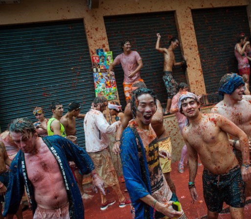 La expectación que levanta la Tomatina, declarada en 2002 Fiesta de Interés Turístico Internacional, concentró en Buñol a un centenar de medios de comunicación de todo el mundo, que sitúan por un día a esta población valenciana en epicentro de la información.<br />Fuente: EFE