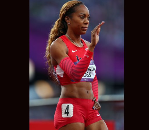 Sanya Richards-Ross, del equipo de atletismo de Estados Unidos, a todo glamour. Las mangas combinan con el resto del uniforme rojo.