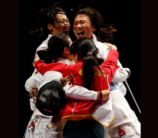 Na Li, Xiaojuan Luo, Yujie Sun and Anqi Xu de China celebran la medalla de oro. Es una montaña de esgrimistas.