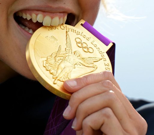 Algunos atletas además de colgarse la medalla, la muerden. ¿Qué sabor tiene el triunfo?