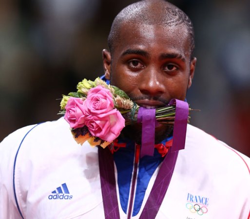 Otros prefieren el ramo de flores. En la foto, el francés, Teddy Riner, medalla de oro en Judo.