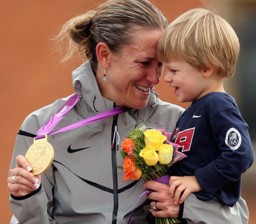 Una de las pocas que pudo compartir su éxito y su sonrisa, la ciclista de Estados Unidos, Kristin Armstrong con su hijo en el podio.