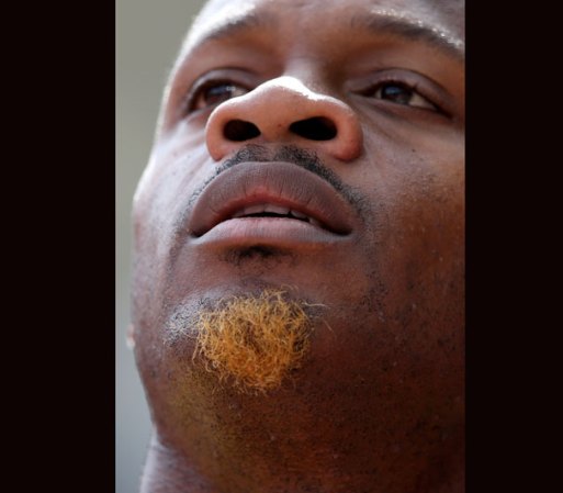 Asafa Powell, atleta de Jamaica participó en los 100 metros planos. No te pierdas el contraste de la barbilla.