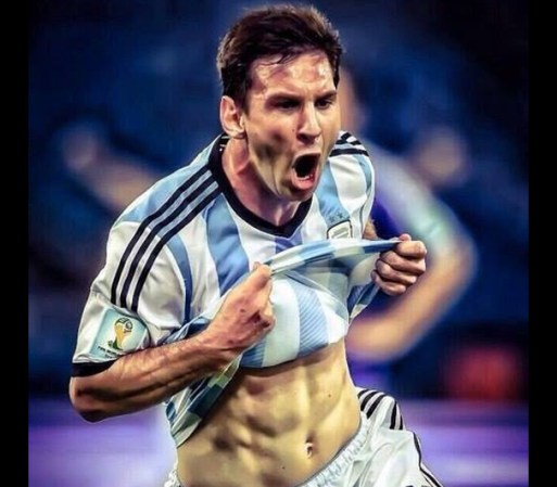 Lionel Messi: Dios le regaló un talento y Messi le regala a las mujeres un “flashazo”. Gracias Calvin Klein y Dolce & Gabanna por mostrarlo casi casi como Dios lo trajo al mundo.