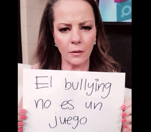 Fue Yolanda Andrade quien le pidió a sus compañeros que se tomaran una foto con un letrero diciendo “El Bullying no es un juego”.