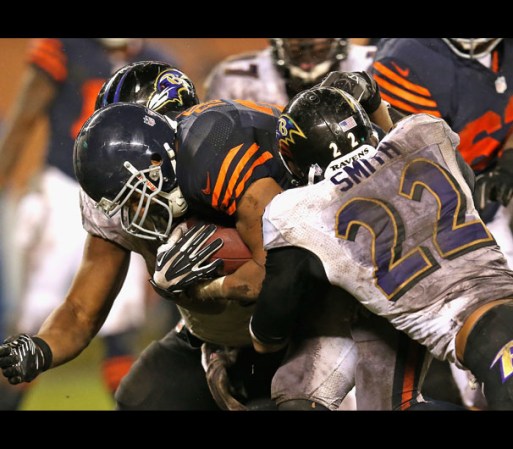 El mariscal de campo de los Bears, Josh McCown, completa dos pases clave para que el pateador definiera el partido contra los Ravens, en el que el equipo de casa resultó victorioso.