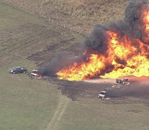 El lugar del incidente es un campo abierto, sin estructuras cercanas, pero varios vehículos que estaban en el lugar fueron destruidos por el fuego.