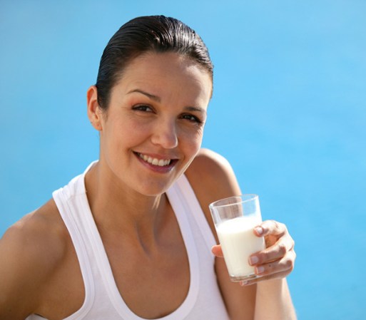 Según un reporte de salud de la escuela de medicina de la Universidad de Harvard hay varios estudios que sostienen que muchas personas intolerantes a la lactosa pueden consumir el equivalente a 8 onzas (0.25 litros) de leche sin efectos secundarios.