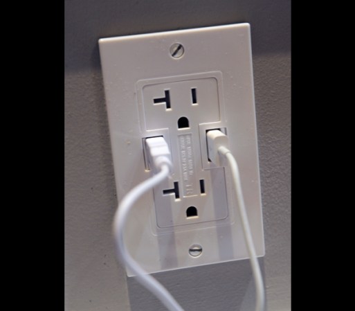 Un conector de energía con entrada de USB, de la marca Other World Computing