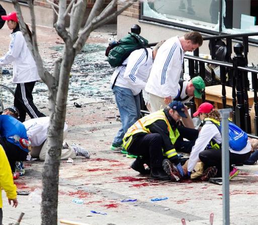 ABRIL 15, BOSTON - Dos explosiones sacudieron este lunes la línea de meta del maratón de Boston, causando la muerte a un número no determinado de personas e innumerables heridos.