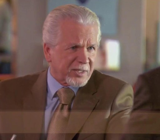 Don Gaspar va al banco, donde el gerente le informa del cheque que cobraron de su cuenta. Él dice que la firma está falsificada.