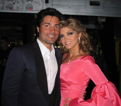 Aquí la vemos acompañada de otra gran estrella: el famoso cantante puertorriqueño Chayanne.