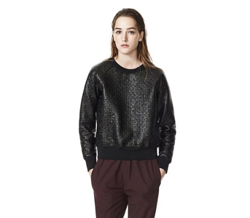Sudadera de punto grueso laminado .<br />Disponible en theory.com , $ 150 .