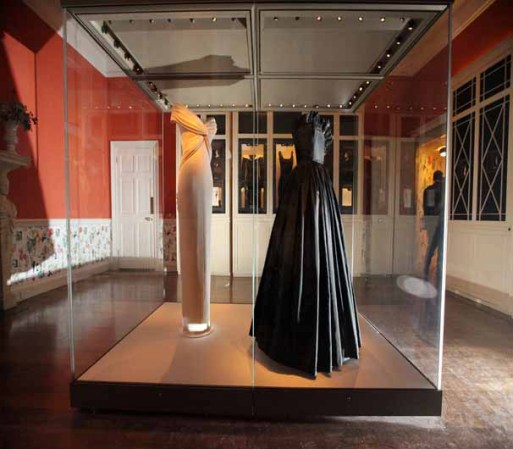 Entre ellos destaca el famoso vestido negro sin tirantes, del diseñador británico Emanuel, que Diana vistió en 1981 el día de su compromiso oficial con el príncipe de Gales, Carlos de Inglaterra.