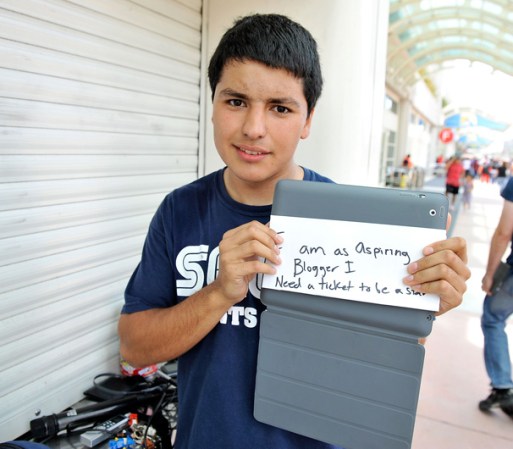 Carlos Noguez, de San Diego, no perdía las esperanzas de que alguien le ayudara a comprar el boleto para poder entrar a la Comic-con.