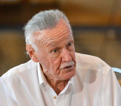 El escritor, productor y actor Stan Lee participó en la presentación de "Stan Lee's World of Heroes" durante la convención.