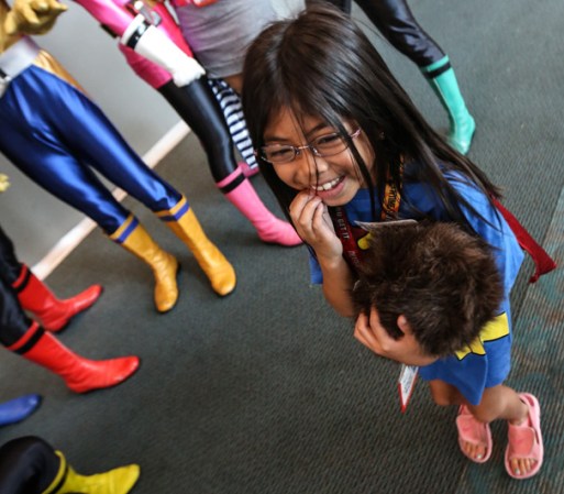 Una pequeña disfruta del ambiente de la Comic-con.