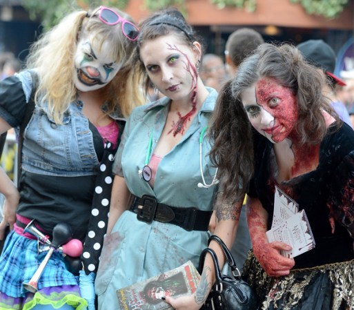También se organizó una marcha de zombies paralela a la convención en la que participaron varios muertos vivientes.