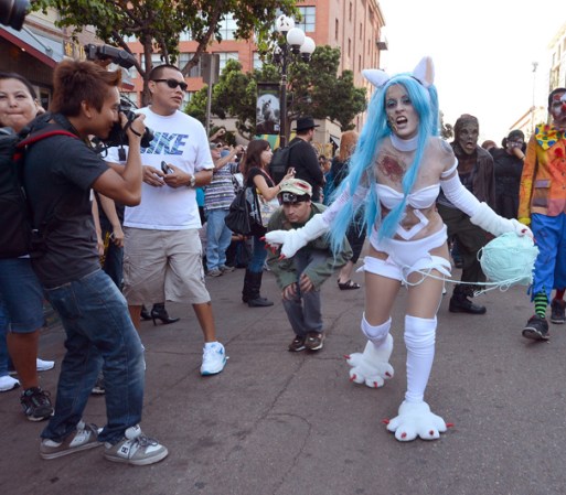 Una pequeña gatita zombie no dejó su bola de estambre ni un momento.