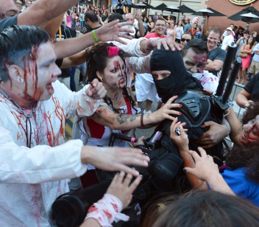 Los zombies se dejaron llevar por sus instintos del "más allá".