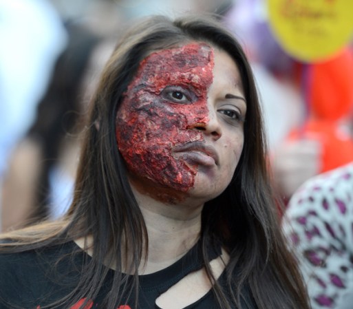 Esta zombie desfiló con la mitad de su cara quemada.