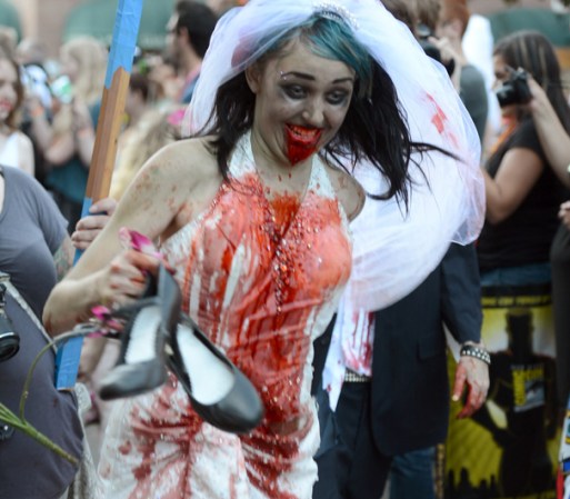A la novia zombie le cansaron sus zapatos y siguió la marcha descalza.