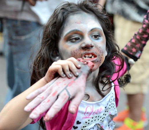 Algunas pequeñas zombies llevaron "snacks" para la marcha.