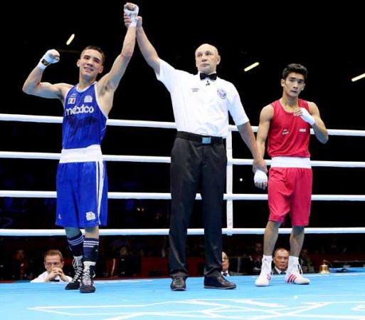 DIA 1: Oscar Valdez Fierro, de México, celebra su victoria contra Shiva Thapa, de la India.