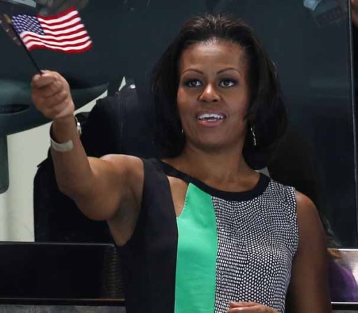 DIA 1: Michelle Obama, con la bandera de Estados Unidos, también fue a apoyar al equipo estadounidense de natación.