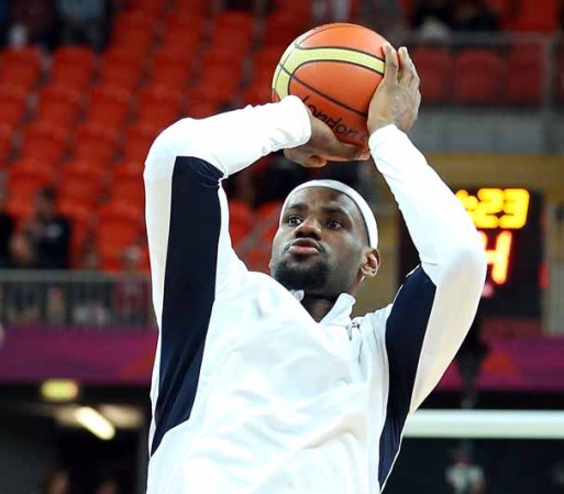 DIA 2: Lebron James, número 6, de Estados Unidos, durante el calentamiento para el juego contra Francia.
