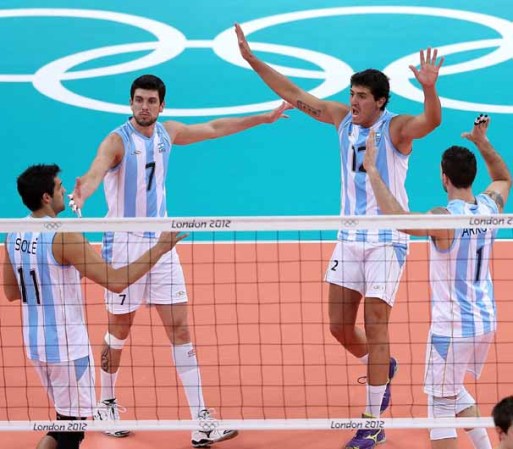 DIA 2: Sebastian Sole, número 11; Facundo Conte, número 7; Federico Pereyra, número 12; y Gabriel Arroyo, número 1, de Argentina celebran la anotación de su equipo en el primer set contra Australia en el partido de volibol masculino.