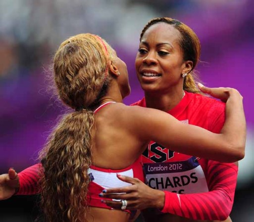 DIA 7: Carol Rodríguez, de Puerto Rico, abraza a Sanya Richards-Ross de los Estados Unidos, tras la carrera de los 400 m femeniles.
