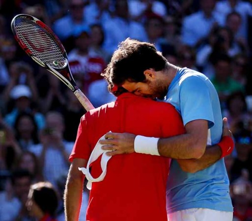 DIA 7: Roger Federer, de Suiza, es felicitado por Juan Martin Del Potro, de Argentina, tras su triunfo en la semifinal de singles varonil.