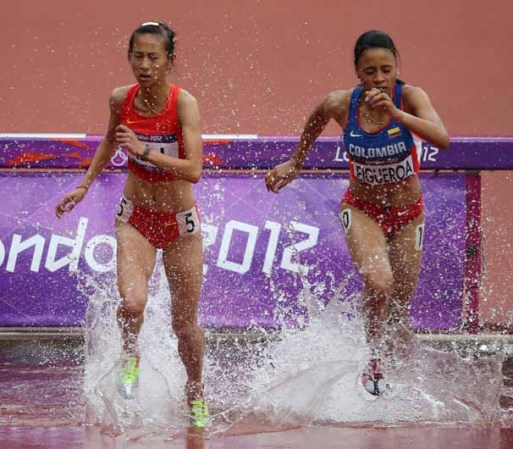 DIA 8: Anna Yin, de China, y Angela Figueroa, de Colombia, compiten en los 300 metros femeninos.