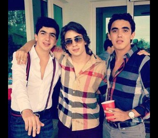 Los “Mirreyes” y las “Lobukis” están siempre presentes en las fiestas… es el típico mexicano con la camisa desbotonada, el cinto Gucci, la camisa Burberry y cuanta marca puedan mostrar…
