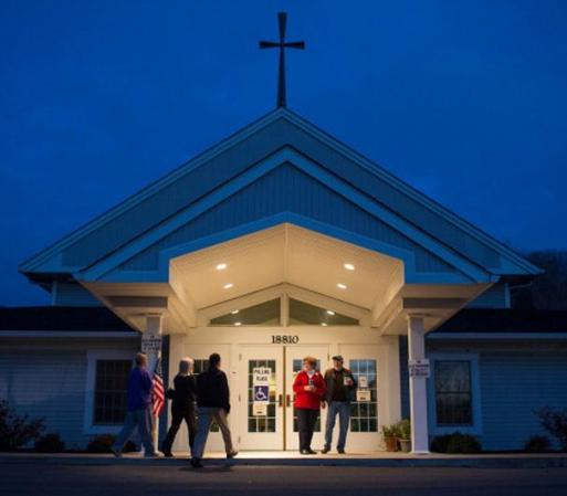 Personas comenzaban a llegar temprano en la mañana al StarBridge Christian Center, en Wildwood, Missouri, para elegir presidente.