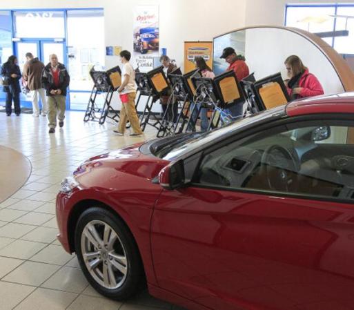O el de este dealer de automóviles, que entre la exposicion de carros ofrece un lugar para que la gente vote. ¿Una buena estrategia comercial?