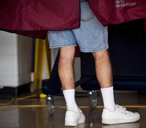 Un hombre vota en New Jersey.