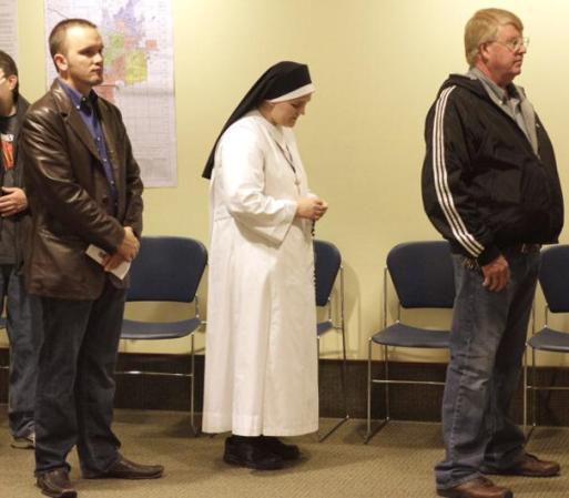 Una monja reza mientras espera su turno para votar en Janesville, Wisconsin.