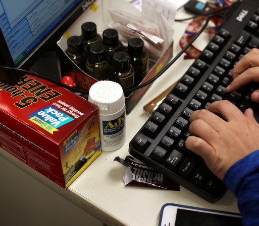 En Pittsburgh, en el escritorio de uno de los voluntarios de campaña se podían ver desde un bote de Advil hasta bebidas energéticas.