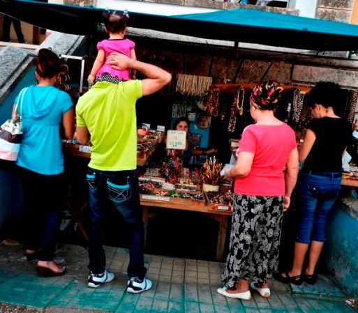 Un mercado callejero ofrece su mercancía al público.