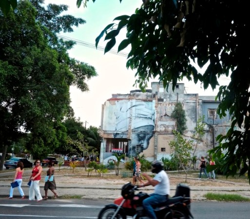 Una obra de arte de la Bienal de La Habana luce afuera de un café privado.