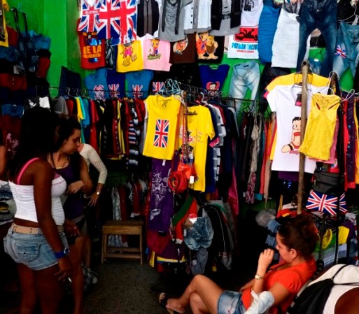 Un mercado callejero vende camisetas con la bandera británica.