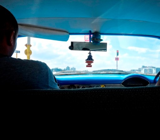 Un desodorante para el auto con la imagen de la bandera americana cuelga en este automóvil que pasea por las calles de Cuba.