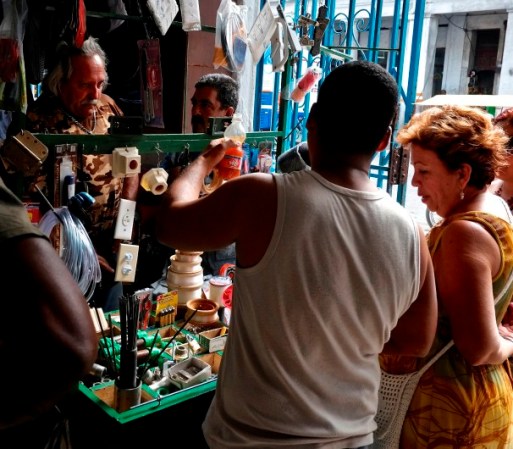 Clientes se pasean por los mercadillos privados que ahora abundan en La Habana.