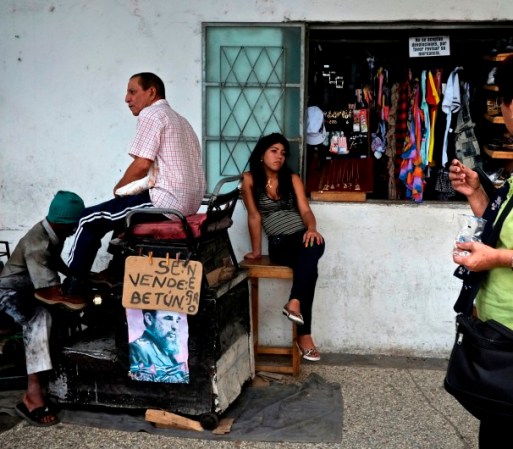 Junto a un negocio de boleo de calzado, una nueva tienda independiente vende camisetas y joyería.