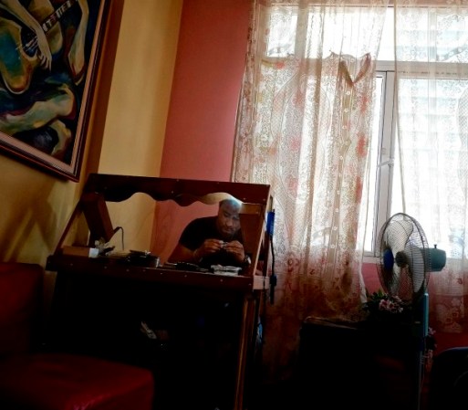 Desde su hogar, Luisito arregla teléfonos celulares inteligentes para cubanos y turistas.