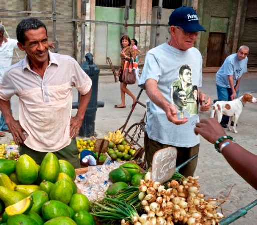 Vendedores callejeros muestran su mercancía.